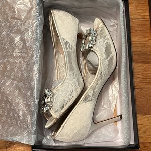 Nina Rhodes Ivory Lace Pump